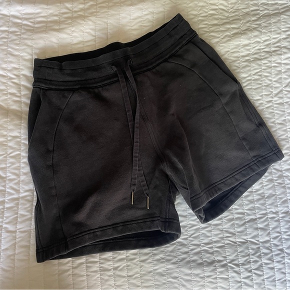 lululemon scuba short HR - Picture 2 of 4